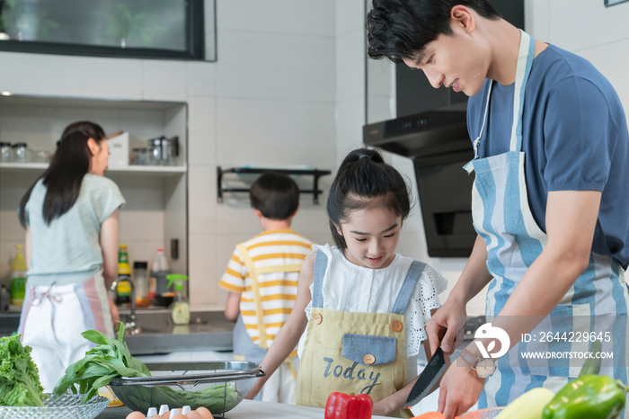 年轻父母教孩子学做饭