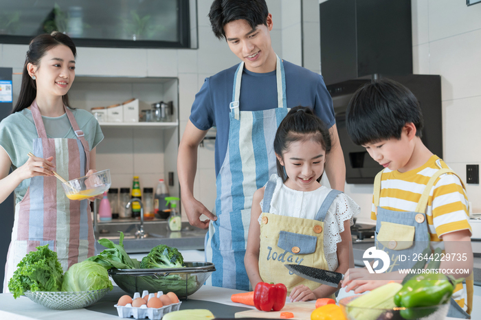 年轻父母教孩子学做饭