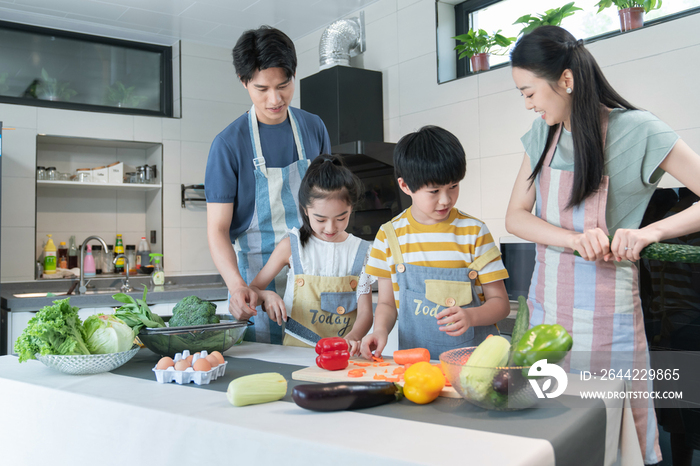 年轻父母教孩子学做饭