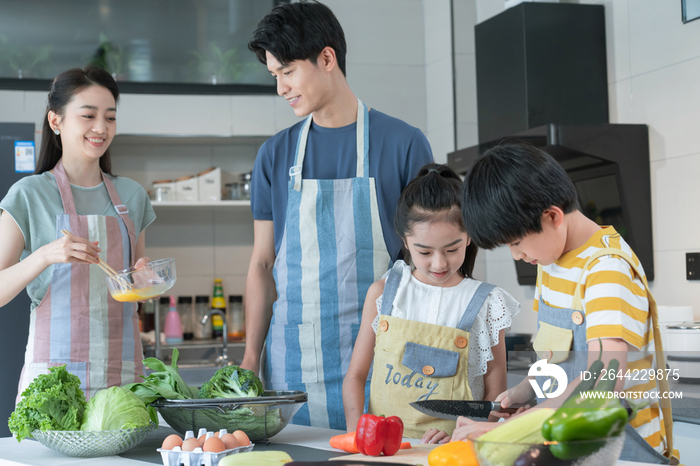 年轻父母教孩子学做饭