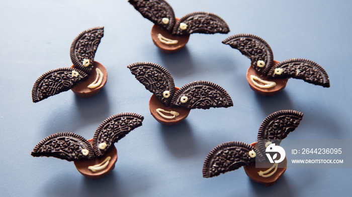 Halloween recipes. Chocolate bombon bats