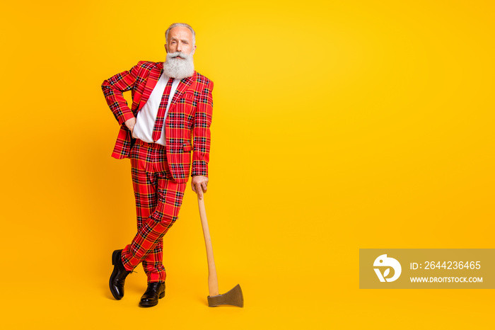 Full length photo of cool aged guy white beard holding ax hands play serial killer character at hall