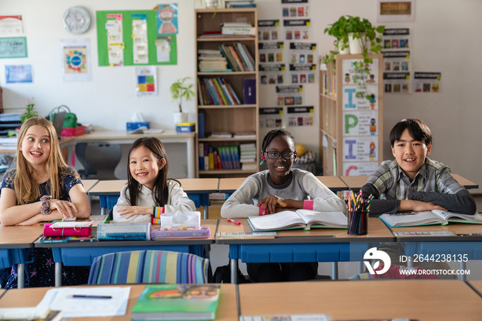 国际学校学生在教室里上课