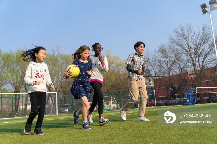 可爱的小学生们在草地上玩耍