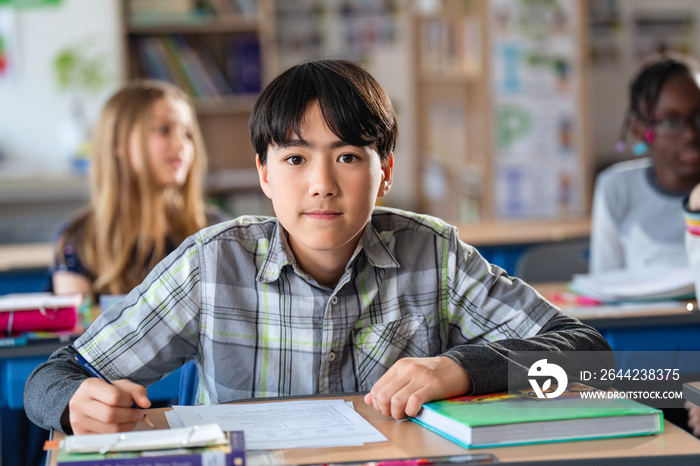 国际学校学生在教室里上课