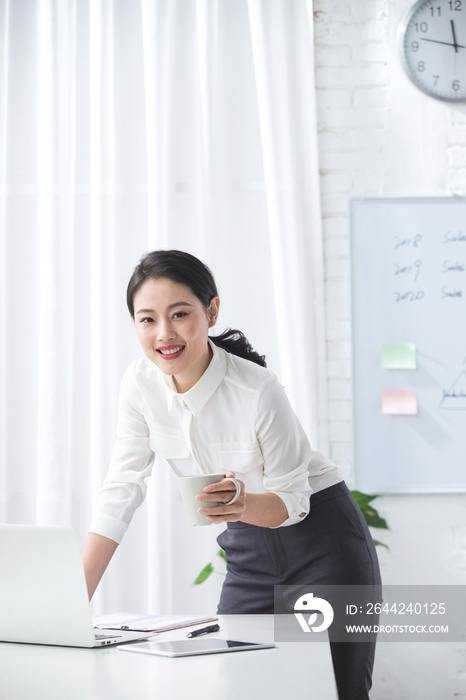 青年商务女人使用笔记本电脑办公