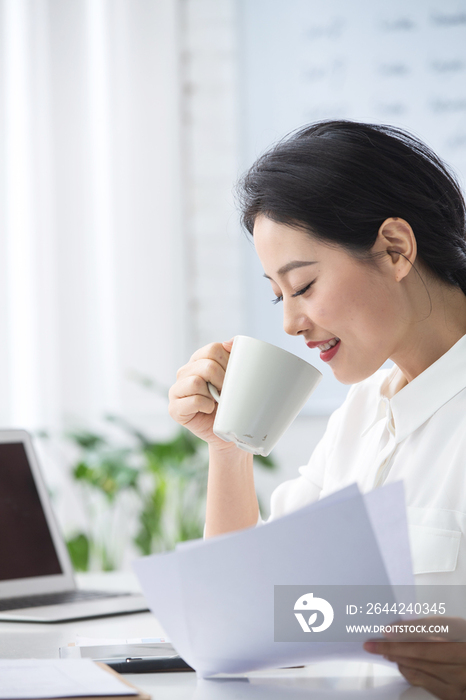 青年商务女人在办公