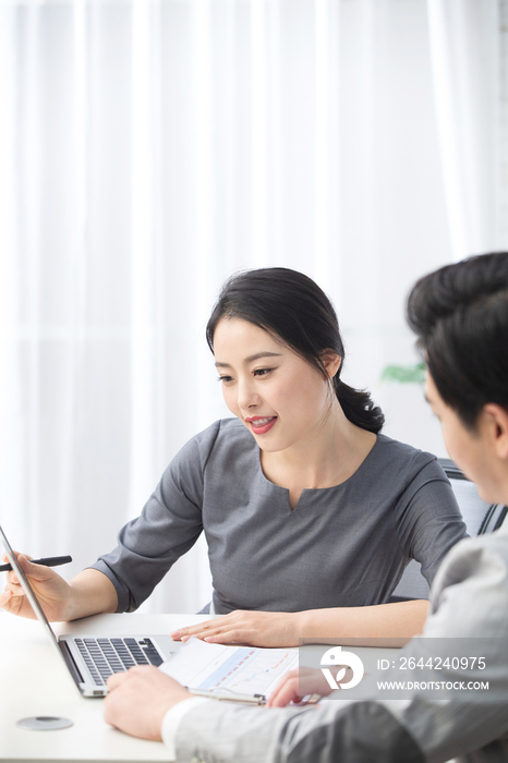 青年商务男女在办公