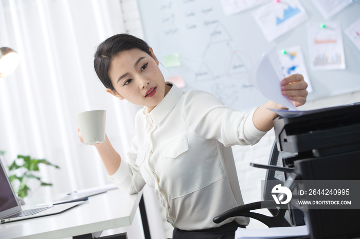 青年商务女人在办公