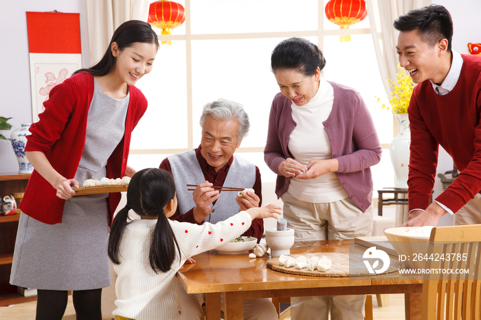 快乐家庭过新年包饺子