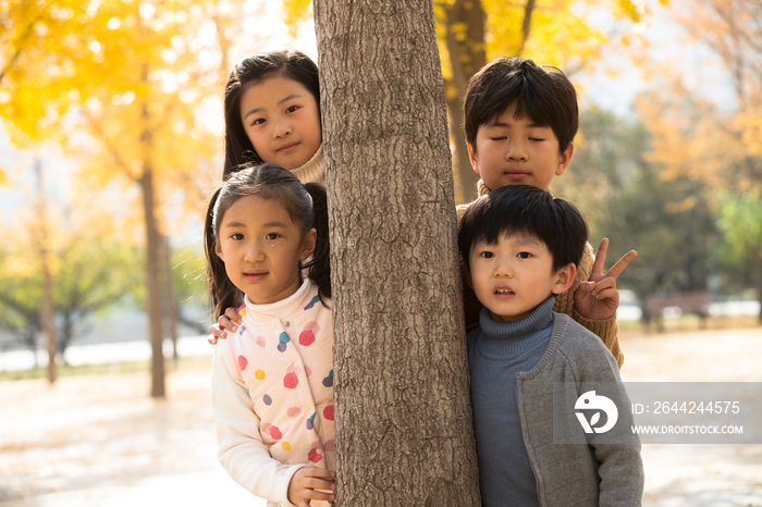 欢乐的男孩女孩在户外玩耍