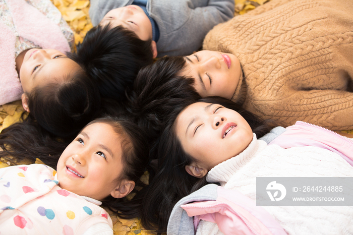 可爱的男孩女孩躺在地上