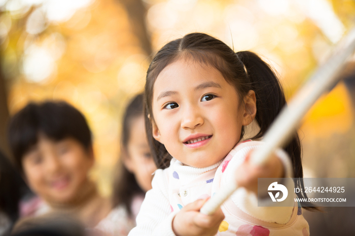 小学生在拔河比赛