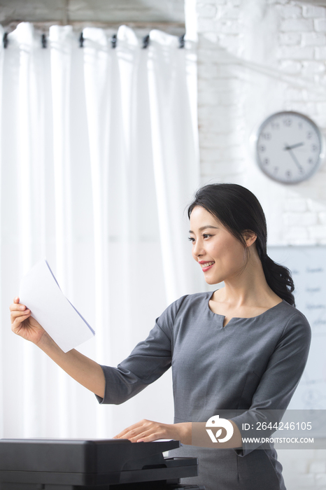 青年商务女人在办公