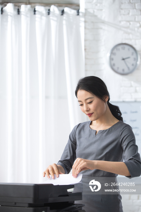 青年商务女人在办公