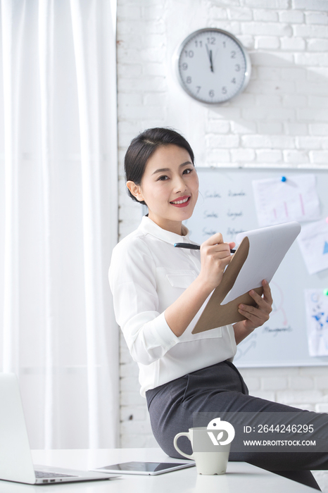 青年商务女人在办公