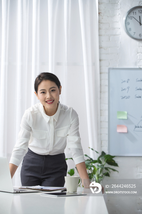 青年商务女人使用笔记本电脑办公