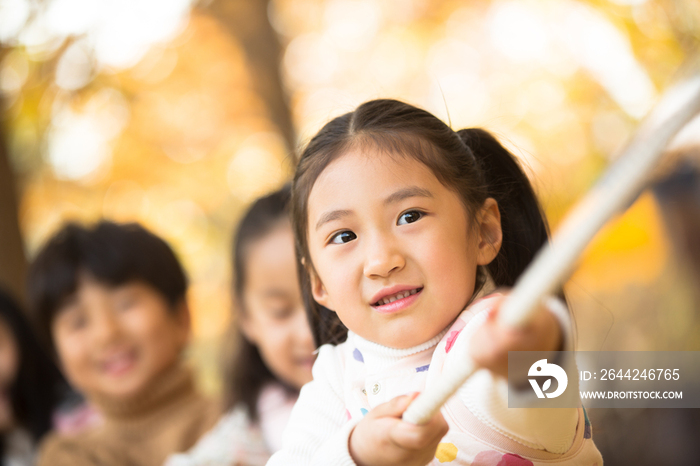 小学生在拔河比赛