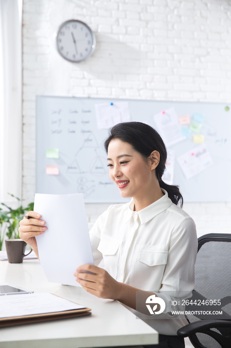 青年商务女人在办公