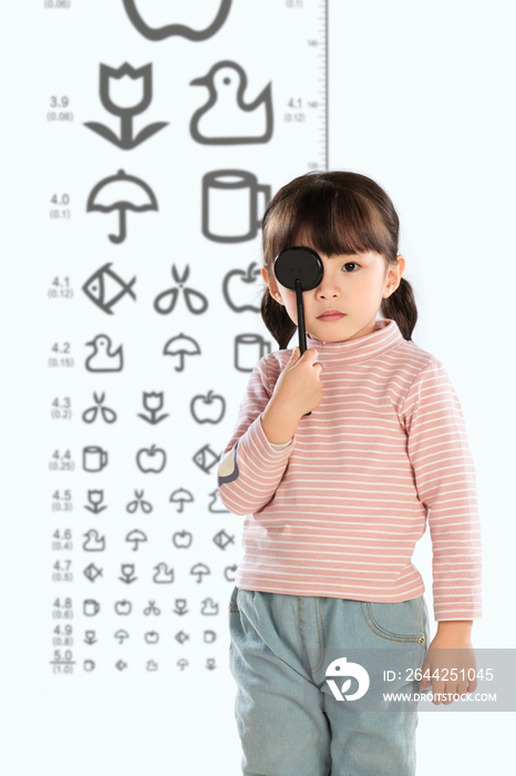 可爱的小女孩检查视力