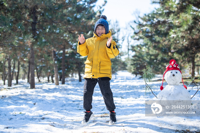 快乐的小男孩在雪地里玩耍