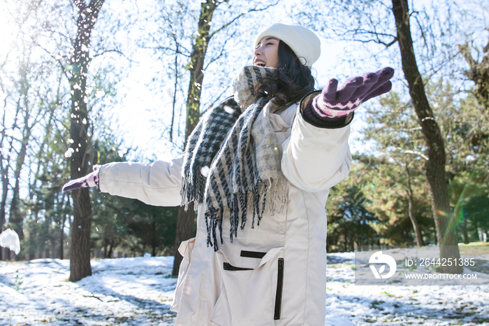 下雪天玩耍的青年女人