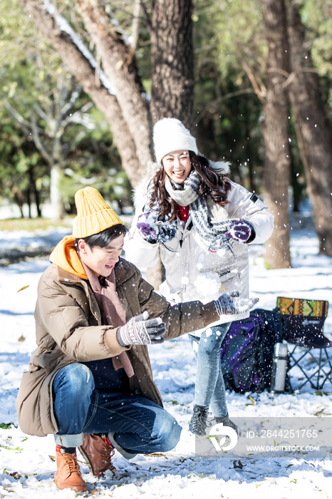 雪地上玩耍的青年伴侣