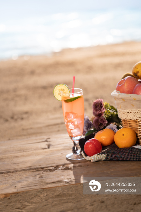 沙滩上的水果饮料