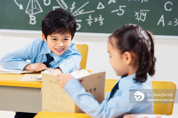 小学生在教室里上课