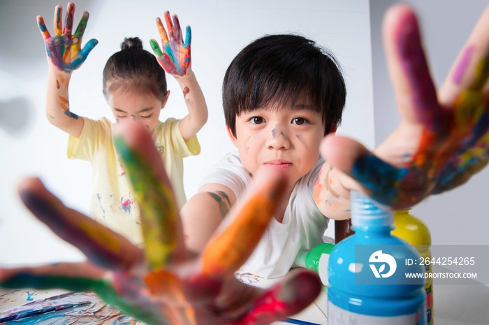 手上涂满颜料的小学生