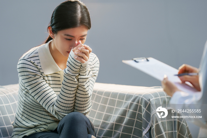 青年女人和心理医生交谈