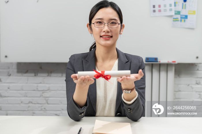 商务女士拿着喜报