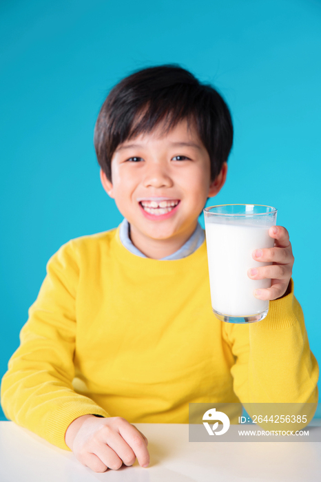 快乐的小男孩喝牛奶