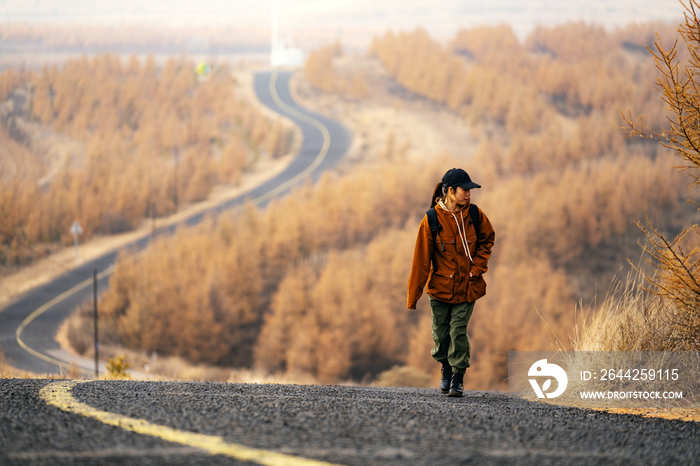 年轻女子徒步旅行