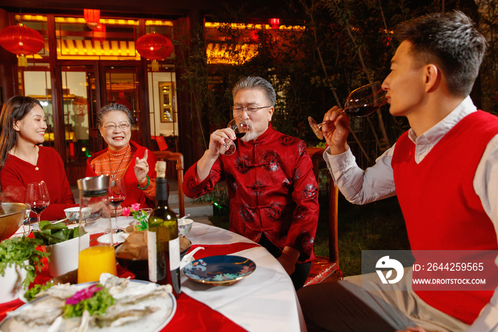 春节东方家庭在中式庭院内聚餐
