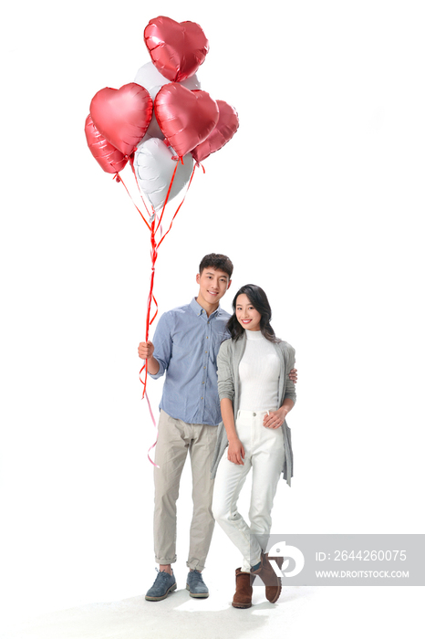 浪漫情侣拿着心形气球