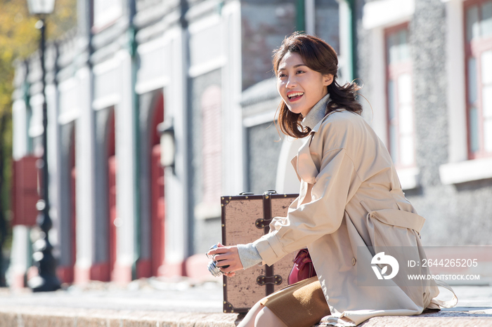 青年女人坐在铁轨旁边