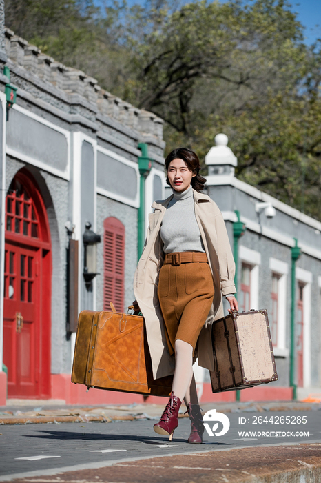 青年女人拿着行李箱旅行