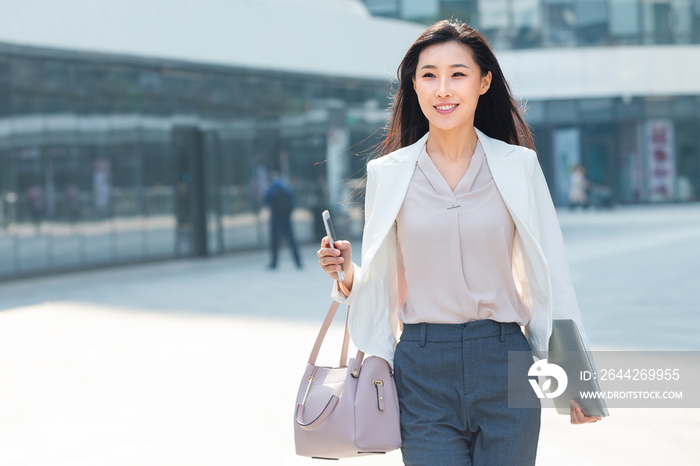 在户外行走的商务女性