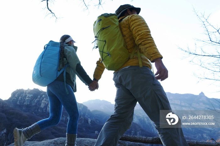 户外登山的青年伴侣