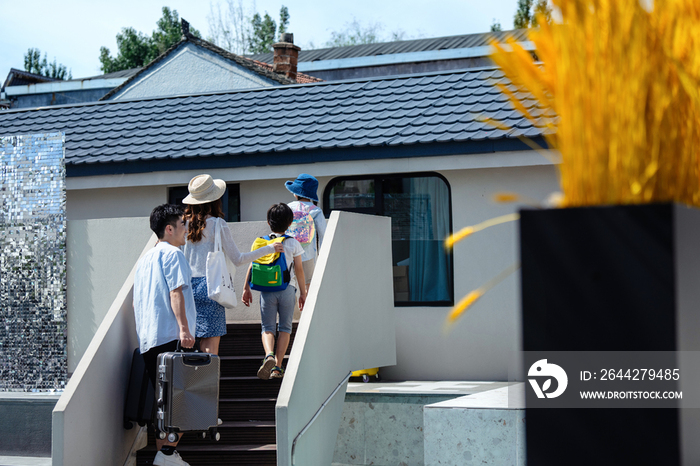 幸福家庭入住有游泳池的民宿