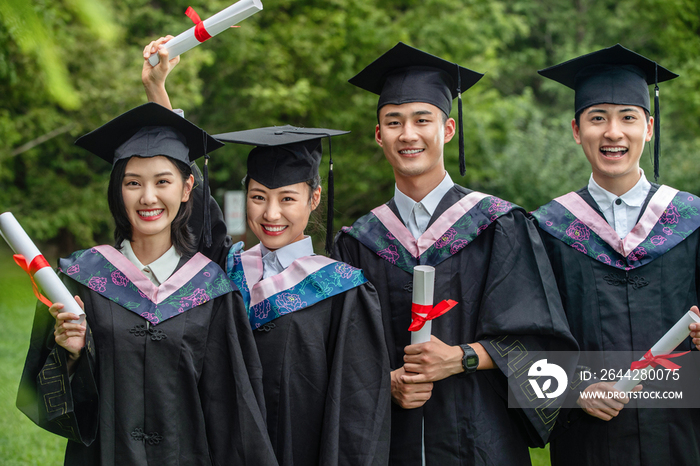 户外兴奋的穿着学士服的大学生们