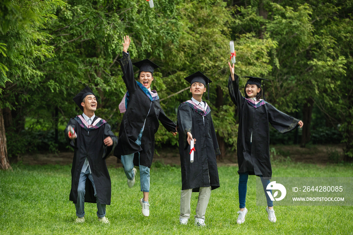 大学生穿着学士服庆祝毕业