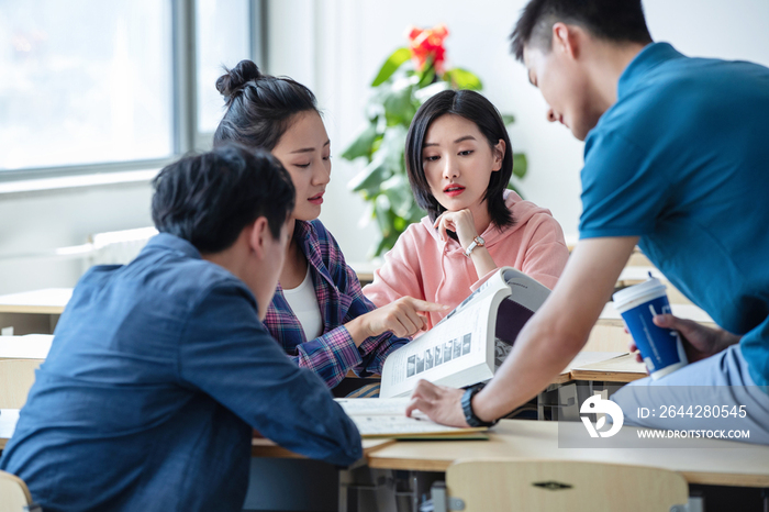 大学生在教室内交流学习