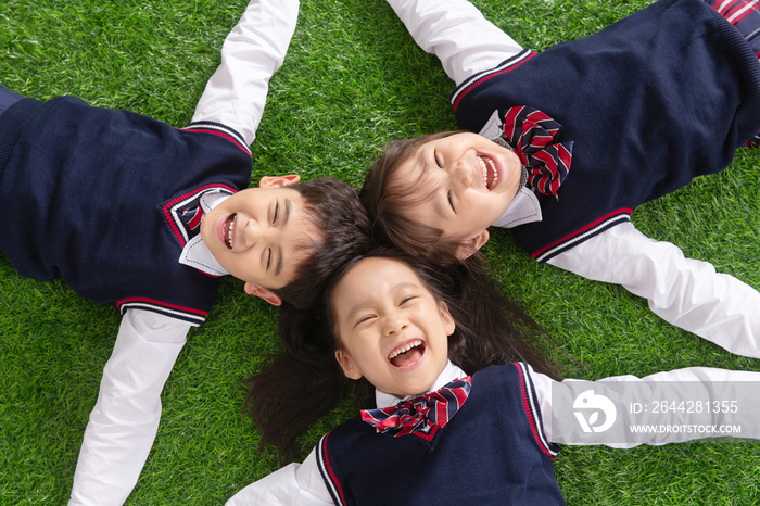 小学生们躺在草地上