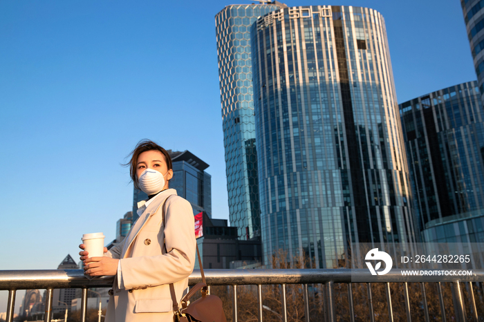 户外戴口罩的青年女人