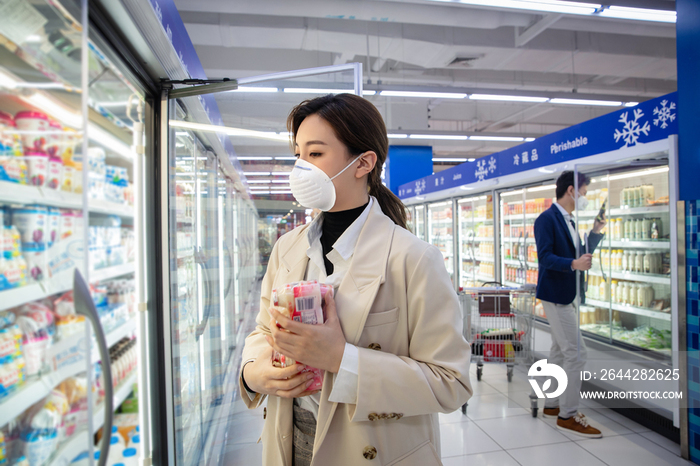 青年女人在超市购物