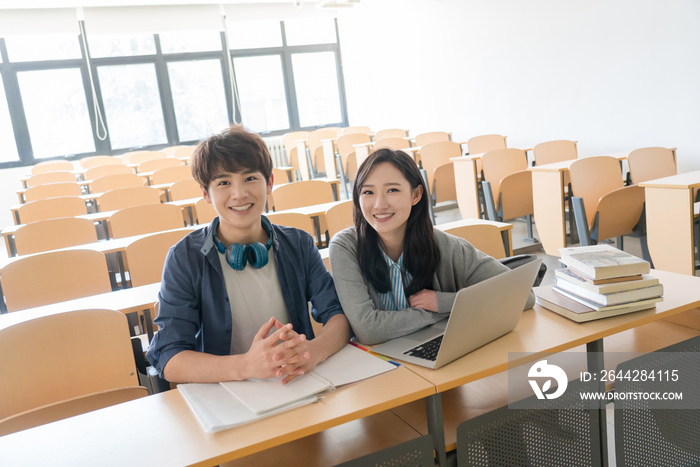 大学生在教室里学习