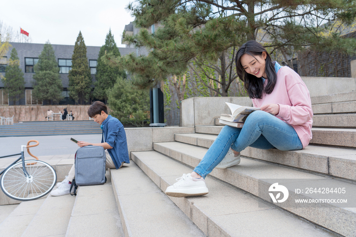 大学生在校园里学习