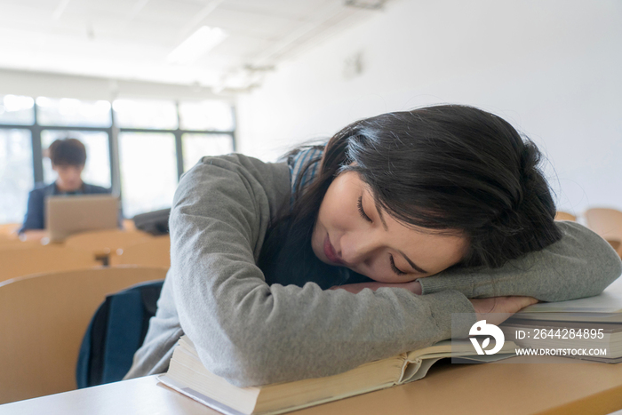 疲劳的大学生在教室里睡觉